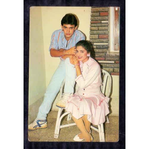 Juhi Chawla and Aamir Khan * Vintage Bollywoord Postcard * (Beauty) (A10)