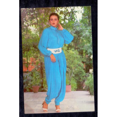 Farha Naaz * Vintage Bollywoord Postcard * (RUBY) (A10)