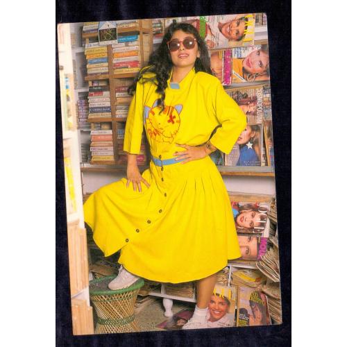 Juhi Chawla * Vintage Bollywoord Postcard * (ROYAL)  (A10)