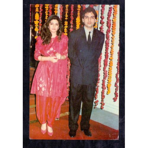 Nazia Hassan and Zohaib Hassan * Vintage Bollywoord Postcard * (BAP) (A10)