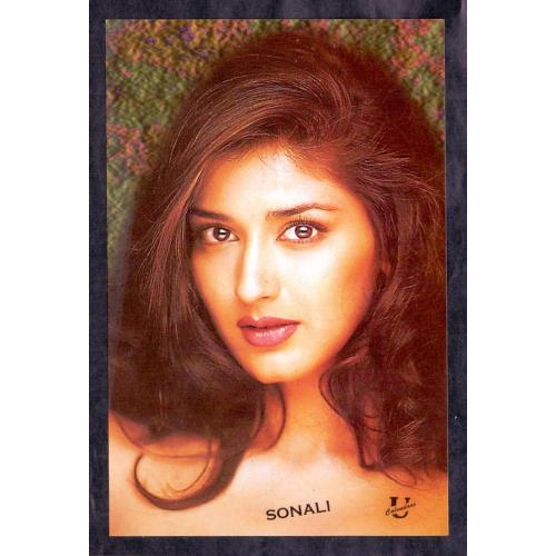 Sonali Bendre * Vintage Bollywoord Postcard * (Universal) (A9)