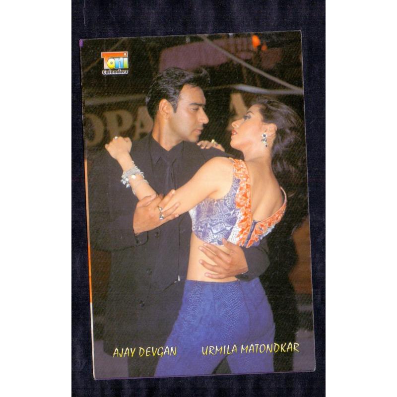 Urmila Matondkar and Ajay Devgan * Vintage Bollywoord Postcard * (TONI) (A9)