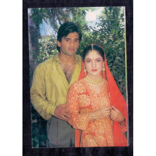 Pooja Bhatt and Sunil Shetty * Vintage Bollywoord Postcard * (NAYAB) (A10)