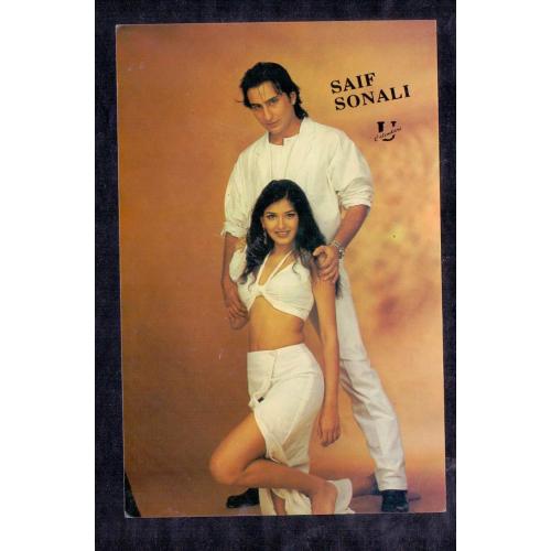 Sonali Bendre and Saif Ali Khan * Vintage Bollywoord Postcard * (UNIVERSAL) (A10)