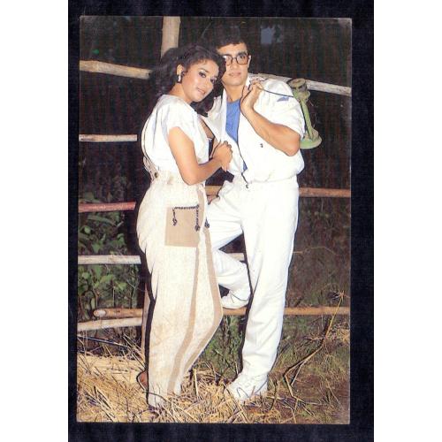 Madhuri Dixit and Aamir Khan * Vintage Bollywoord Postcard * (VENUS) (A5)